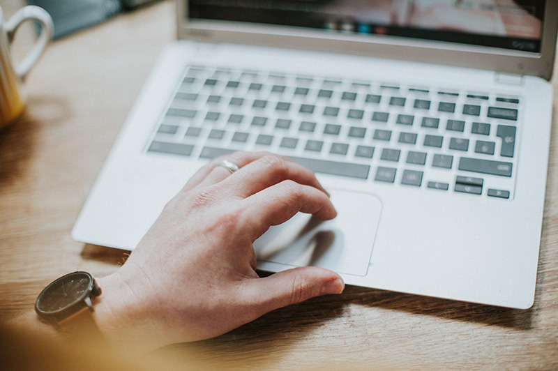 Laptop ve el görseli